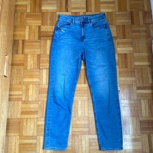 Light blue American Eagle stretch mom jeans size 6 long